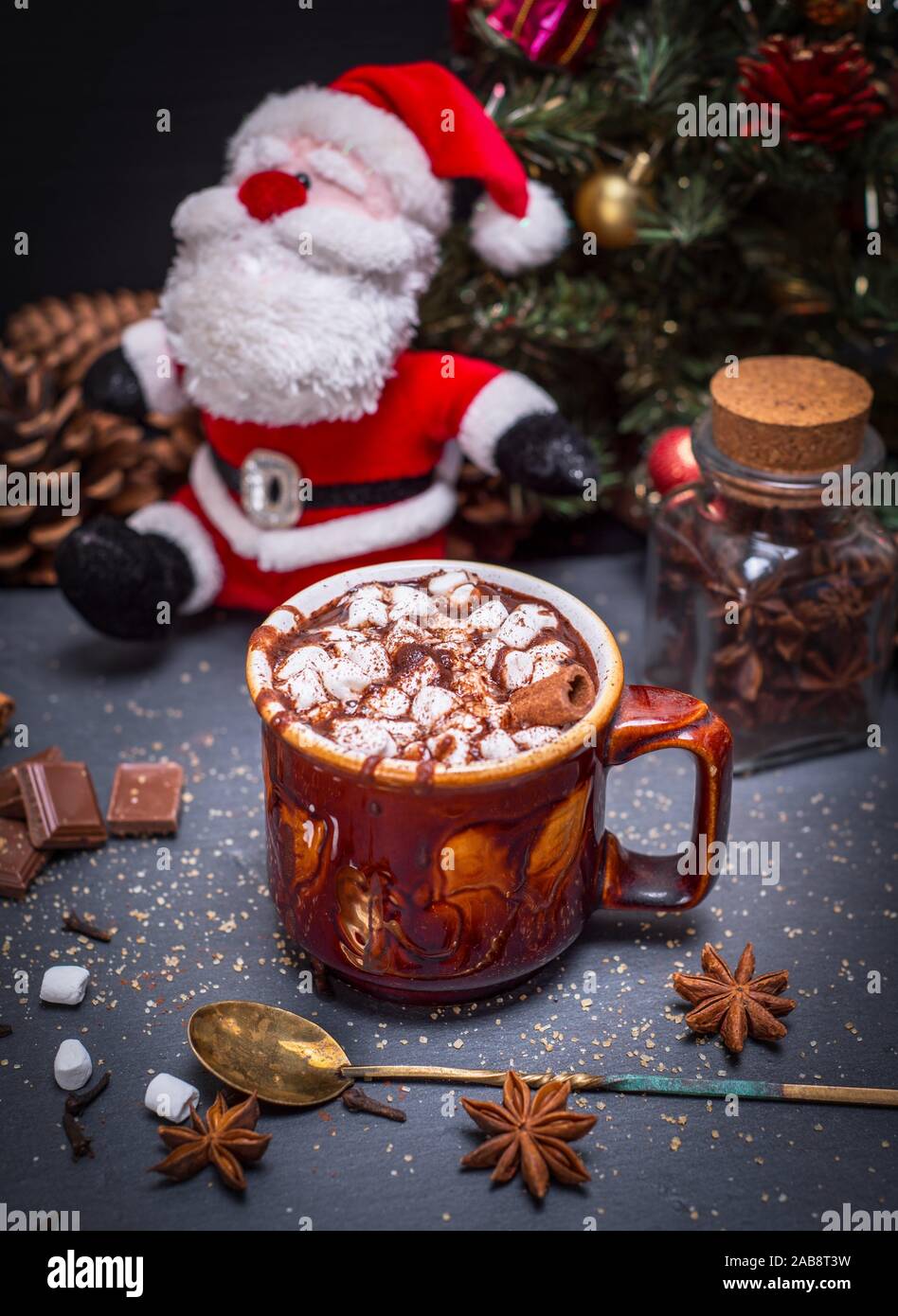 Le Père Noël Partageant Du Chocolat Chaud Avec Des Enfants Sur Une Colline  Enneigée Avec Des Mitaines Et Des Foulards