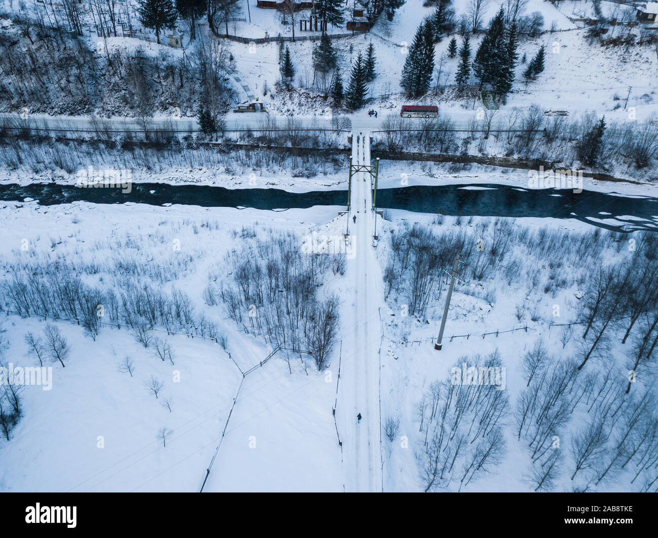 Vue aérienne de la rivière d'hiver noir Cheremosh dans Kryvorivnia village des Carpates, l'Ukraine paysage typique en Hutsulshchyna Parc national en Ukraine Banque D'Images