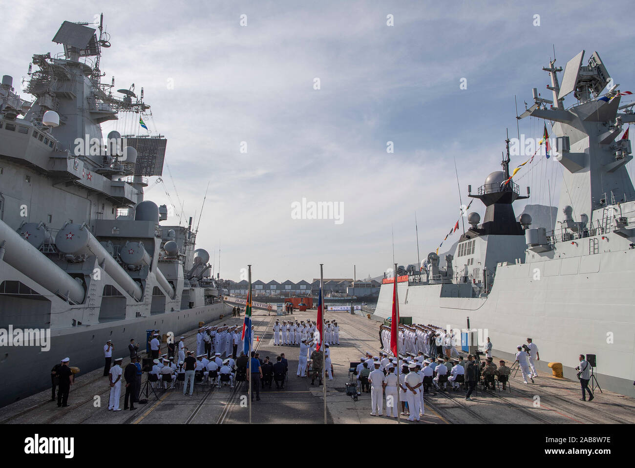 Cape Town, Afrique du Sud. 25Th Nov, 2019. La cérémonie d'ouverture d'un exercice maritime trilatérale entre la Chine, la Russie et l'Afrique du Sud est tenu à Cape Town, Afrique du Sud, le 25 novembre 2019. La marine sud-africaine est l'hébergement de l'exercice maritime multinational avec la Russie et la Chine à Cape Town. C'est le premier exercice trilatéral entre les trois pays et devrait avoir lieu au large de la côte sud de l'Afrique du Sud au cours de la période de 25 à 30 novembre. Crédit : Chen Cheng/Xinhua/Alamy Live News Banque D'Images