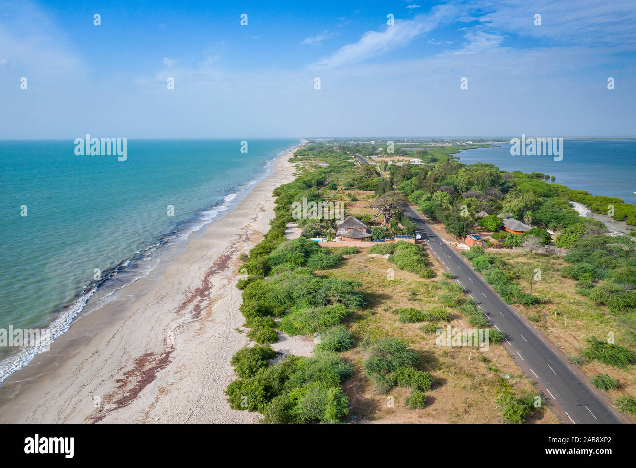 Vue aérienne de la côte atlantique près de Palmarin. Le Parc National du Delta du Saloum, Joal Fadiout, au Sénégal. L'Afrique. Photo faite par drone depuis au-dessus. Banque D'Images
