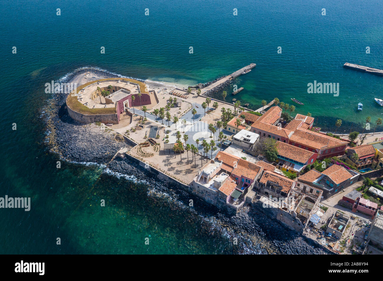 Vue aérienne de l'île de Gorée. Gorée. Dakar, Sénégal. L'Afrique. Photo faite par drone depuis au-dessus. UNESCO World Heritage Site. Banque D'Images