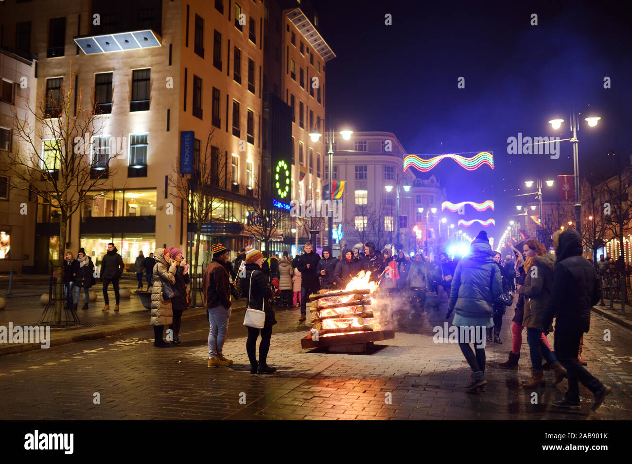 VILNIUS, LITUANIE - février 16, 2018 : Des centaines de personnes qui assistent à la célébration de la restauration de l'Etat journée à Vilnius. Des feux de joie sont allumés sur G Banque D'Images