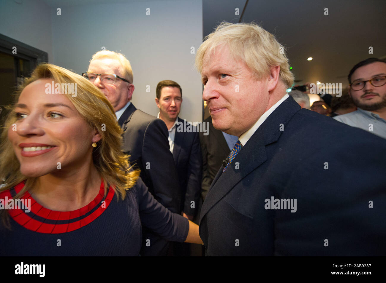 North Queensferry, UK. 26 novembre 2019. Sur la photo : (gauche) Jackson Carlaw MSP - Leader du Parti unioniste et conservateur écossais ; (droite), Boris Johnson MP - Premier Ministre du Royaume-Uni et chef du parti conservateur et le parti unioniste. Lancement du Manifeste du parti conservateur : Boris Johnson vu sur sa campagne électorale dans la région de North Queensferry. Crédit : Colin Fisher/Alamy Live News. Crédit : Colin Fisher/Alamy Live News Banque D'Images