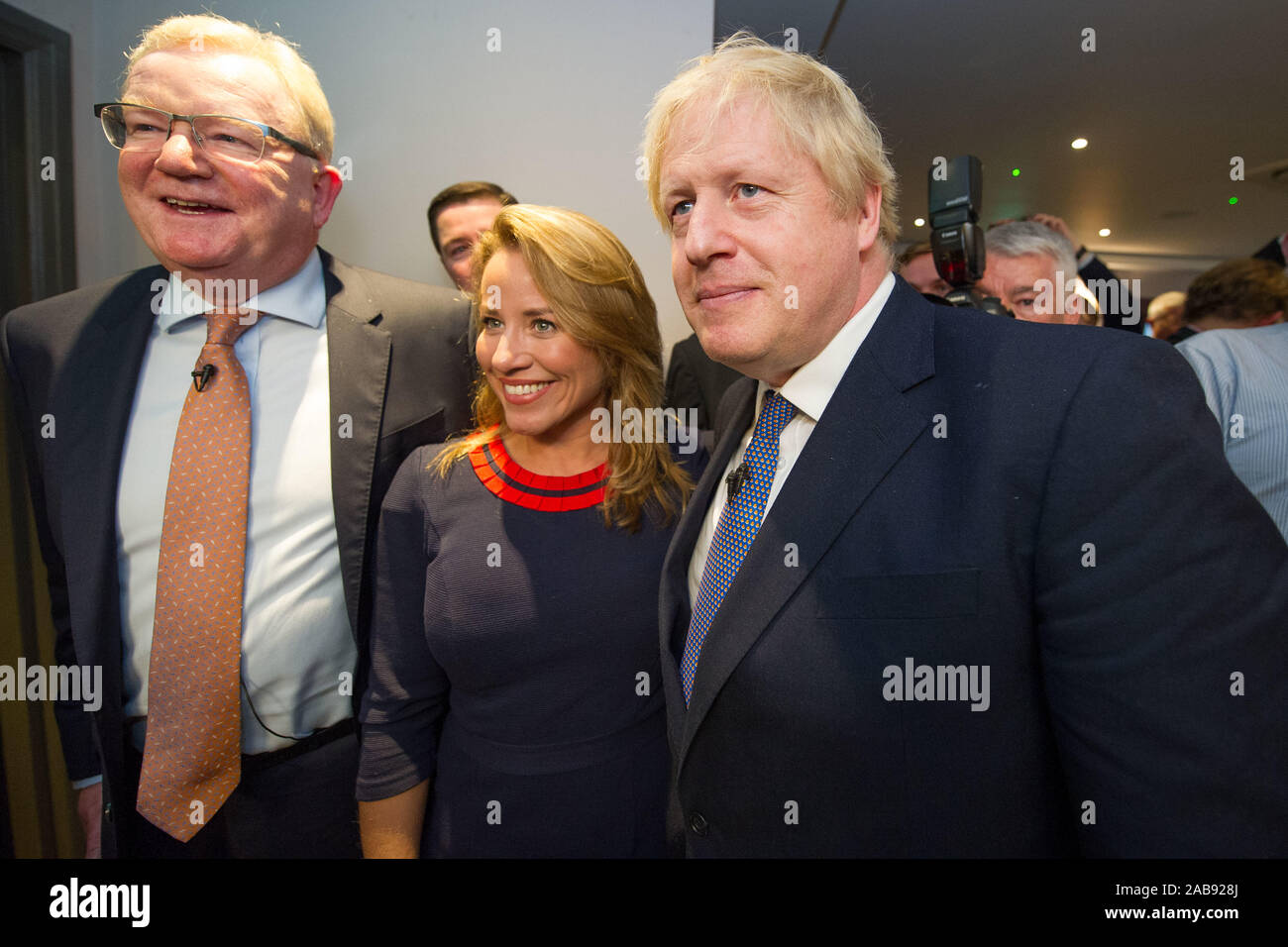 North Queensferry, UK. 26 novembre 2019. Sur la photo : (gauche) Jackson Carlaw MSP - Leader du Parti unioniste et conservateur écossais ; (droite), Boris Johnson MP - Premier Ministre du Royaume-Uni et chef du parti conservateur et le parti unioniste. Lancement du Manifeste du parti conservateur : Boris Johnson vu sur sa campagne électorale dans la région de North Queensferry. Crédit : Colin Fisher/Alamy Live News. Banque D'Images