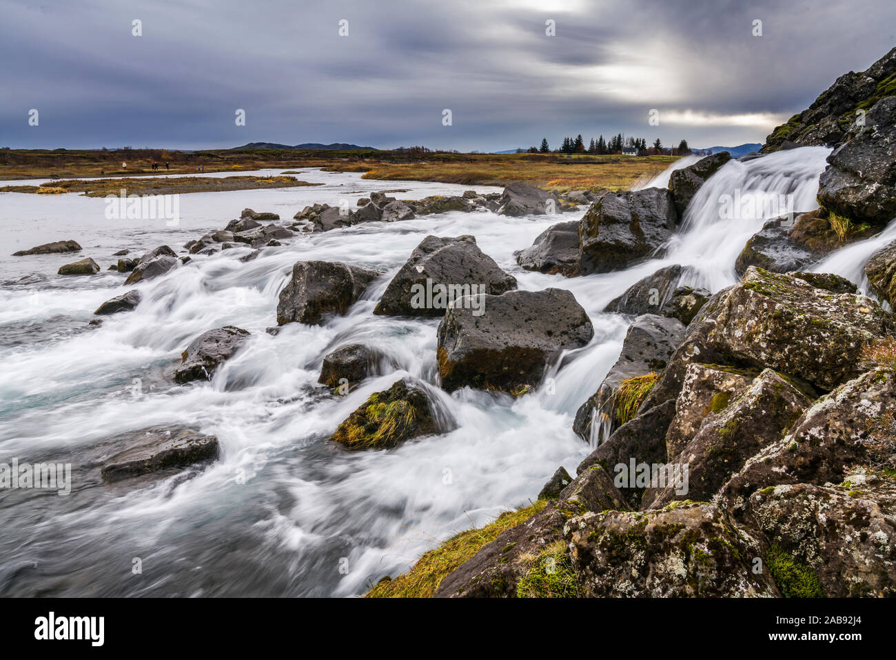 L'eau se précipiter, Oxara river, le Parc National de Thingvellir, Islande. Unesco World Heritage Site. Banque D'Images
