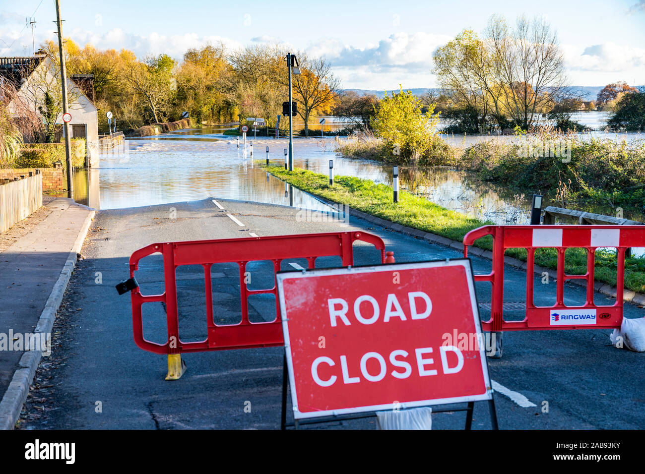 L'eau de l'inondation de la rivière Severn fermer B4213 sur l'approche de Haw pont dans le village de Tirley Severn Vale, Gloucestershire UK le 18/11/2019 Banque D'Images