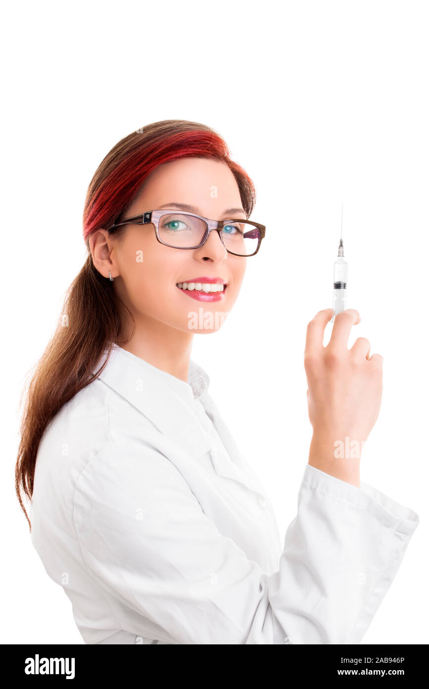 La vaccination la vaccination, vaccins, concept. Gros plan d'une belle jeune femme médecin avec des lunettes tenant une seringue avec aiguille. Banque D'Images