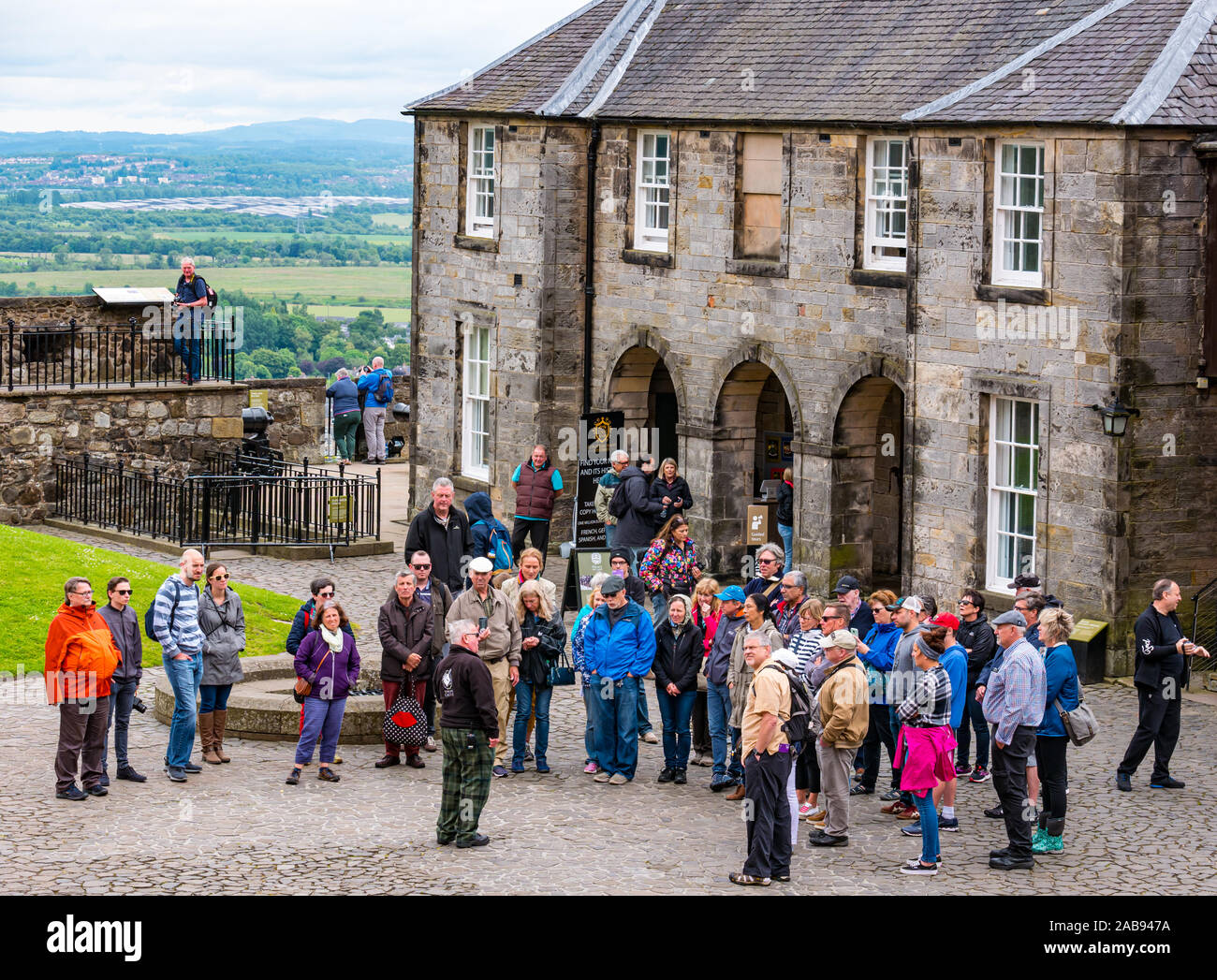Guide vêtu pantalon tartan tour donnant aux touristes, Grand batterie, le château de Stirling, Scotland, UK Banque D'Images