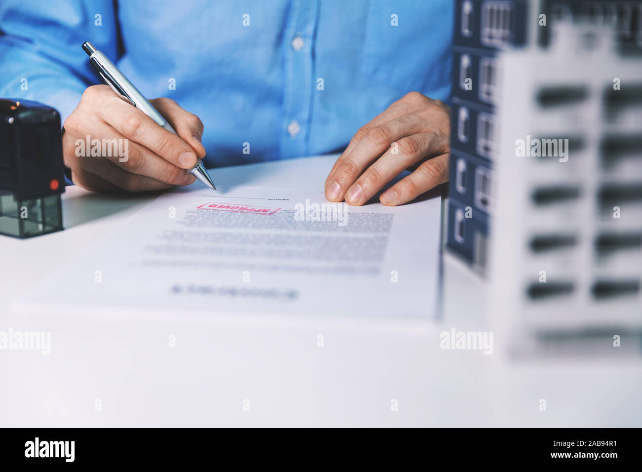 Signe d'affaires vacances et contrat de développement des capacités des bureaux d'affaires Banque D'Images