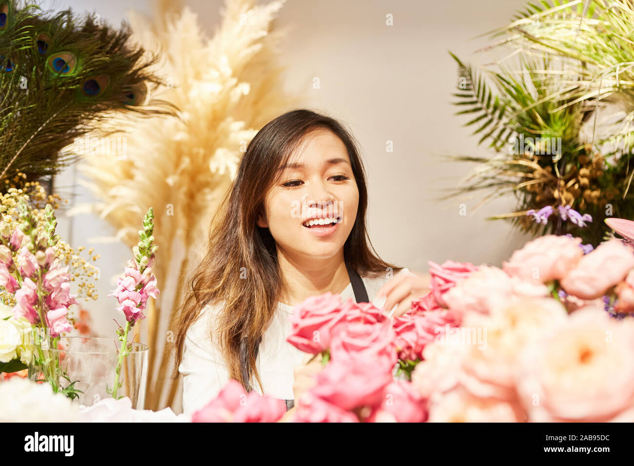 Young Asian woman travaille dans son propre magasin de fleur comme une entreprise Banque D'Images