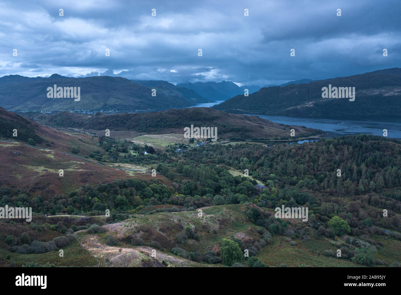 Plus de pousses de drone Highlands écossais le long de la côte nord de la Route 500 - vue sur Loch Alsh près de Nostie à Dornie, et d'automne nuageux matin. Banque D'Images