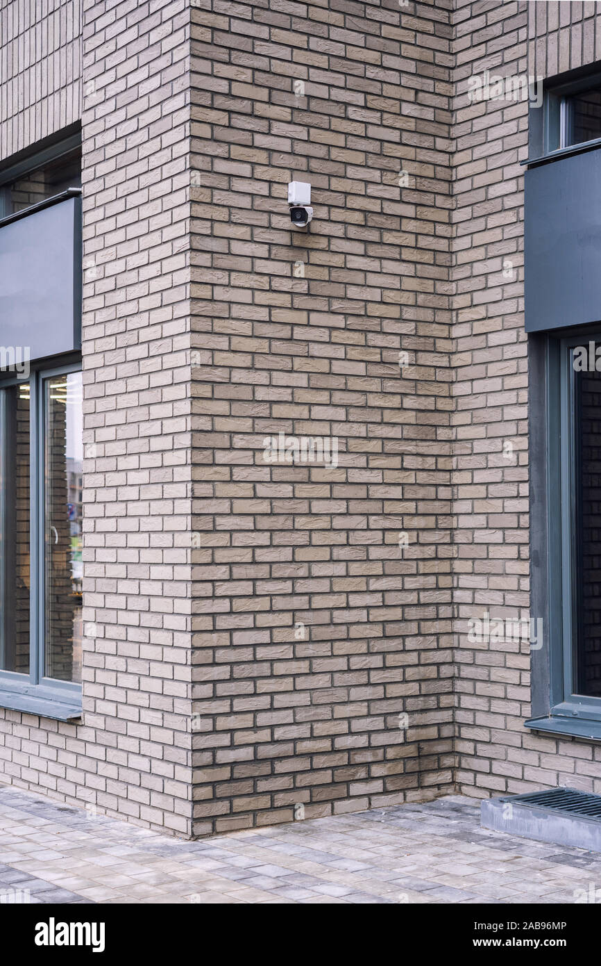 La sécurité dans un quartier résidentiel. video surveillance caméra sur la façade du bâtiment. Banque D'Images