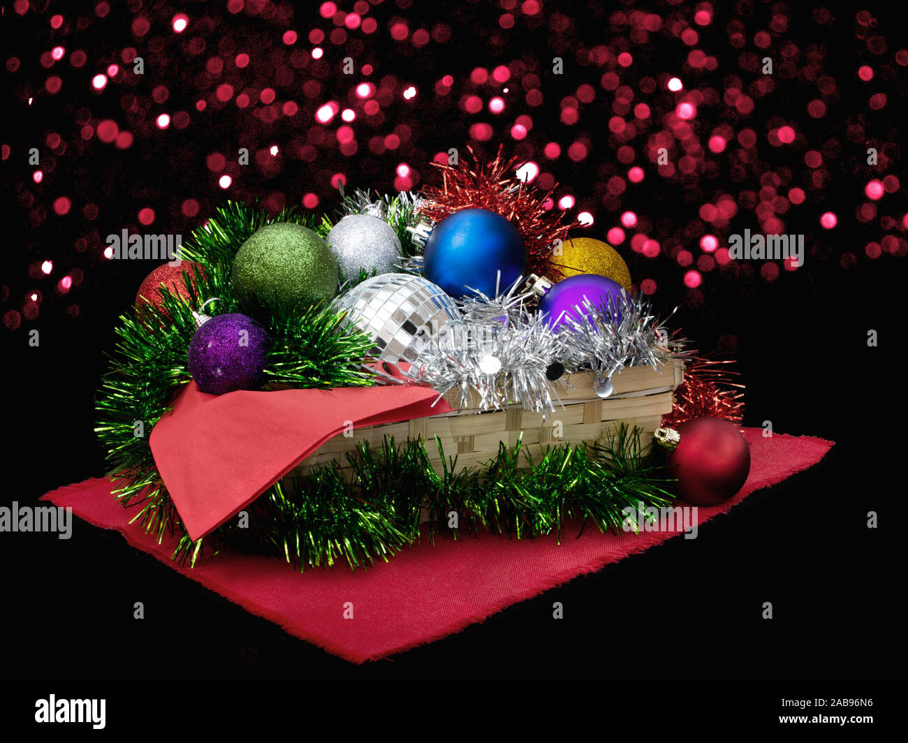 Panier de Noël décoratif fête de Noël avec des boules, guirlandes et effet de flou. Banque D'Images