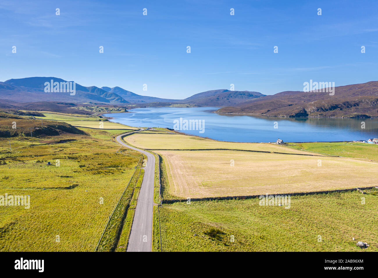 Tirer sur un drone838 Route avec vue s'étendant sur Kyle of Durness Beinn et Spionnaidh à bright jour d'automne dans le nord-ouest des Highlands d'Écosse - Banque D'Images