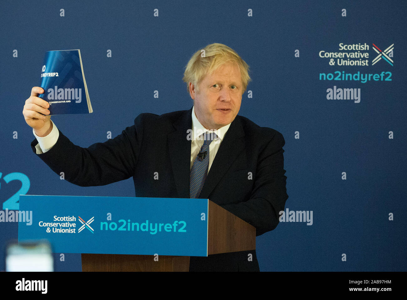 North Queensferry, UK. 26 novembre 2019. Photo : Boris Johnson MP - Premier Ministre du Royaume-Uni et chef du parti conservateur et le parti unioniste. Lancement du Manifeste du parti conservateur : Boris Johnson vu sur sa campagne électorale dans la région de North Queensferry. Crédit : Colin Fisher/Alamy Live News. Crédit : Colin Fisher/Alamy Live News Banque D'Images