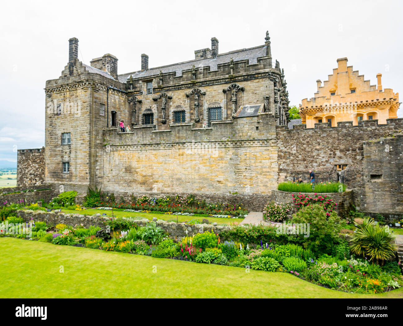 Jardin de la reine Anne et Stirling Palace, avec du jaune à la chaux Grand Hall du Château de Stirling, Scotland, UK Banque D'Images