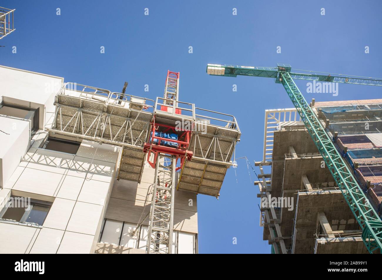 Les plates-formes de transport de l'échafaud ascenseur au chantier de construction. Low angle view. Banque D'Images