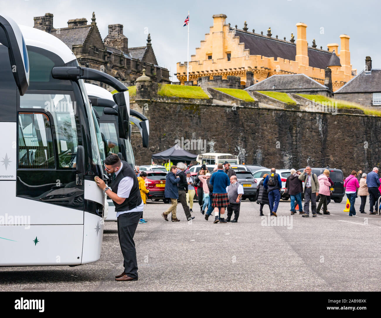 Les touristes descendent de coach dans parking des bus parking, esplanade du château, le château de Stirling, Scotland, UK Banque D'Images