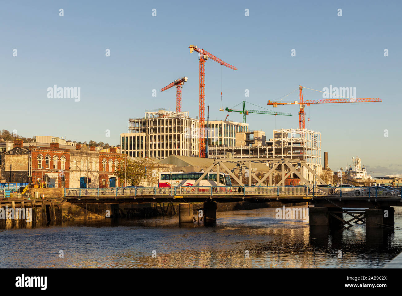 Grues de construction sur l'emplacement de l'édifice tour sur Penrose Quay le long de la rivière Lee, à Cork, Irlande Banque D'Images