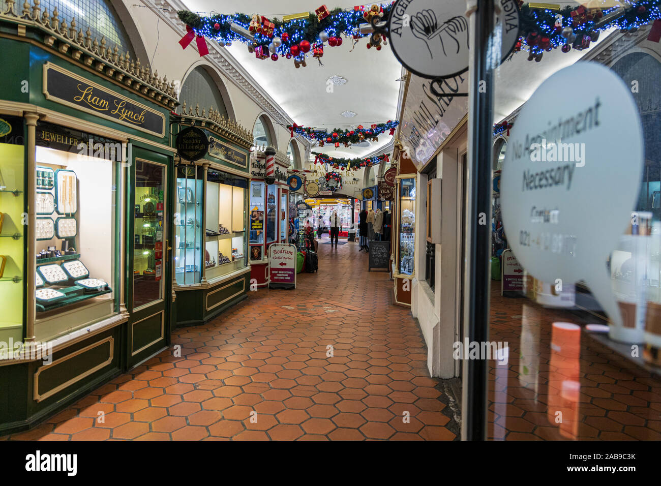 Entrée de la ruelle du marché anglais décoré pour Noël, la ville de Cork, Irlande Banque D'Images