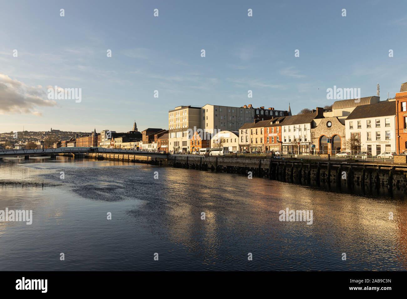 Rivière Lee et Saint Patricks Quay dans la ville de Cork, Irlande Banque D'Images