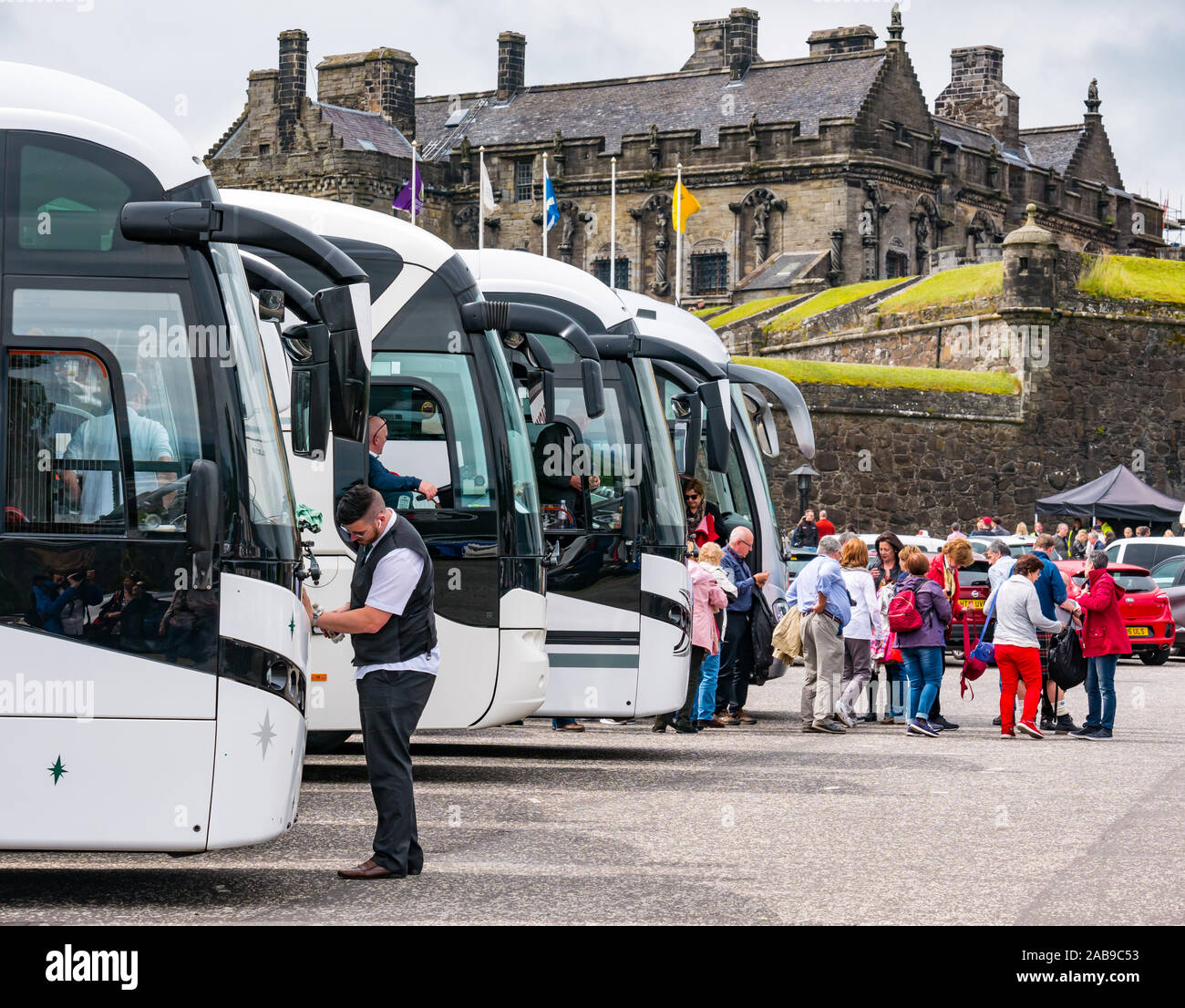 Les touristes qui s'en sont enratés dans le parking réservé aux autocars, l'esplanade du château, le château de Stirling, en Écosse, au Royaume-Uni Banque D'Images