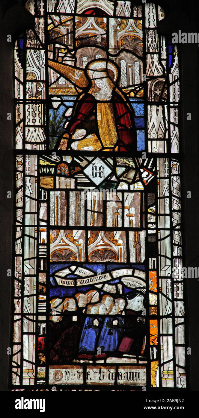 Vitrail médiéval, église de St Andrew, Greystoke, Cumbria, illustrant l'Annonciation à la Vierge Marie, à genoux à l'doners bas Banque D'Images