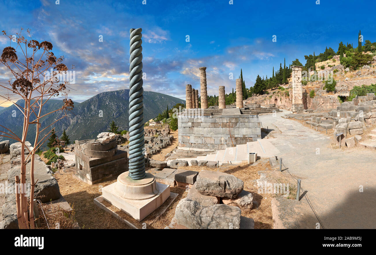 Le trépied d'Plataeans la colonne et l'autel de l'Chiots avec les colonnes du temple d'Apollon derrière, site archéologique de Delphes, Delphi, Grèce Banque D'Images