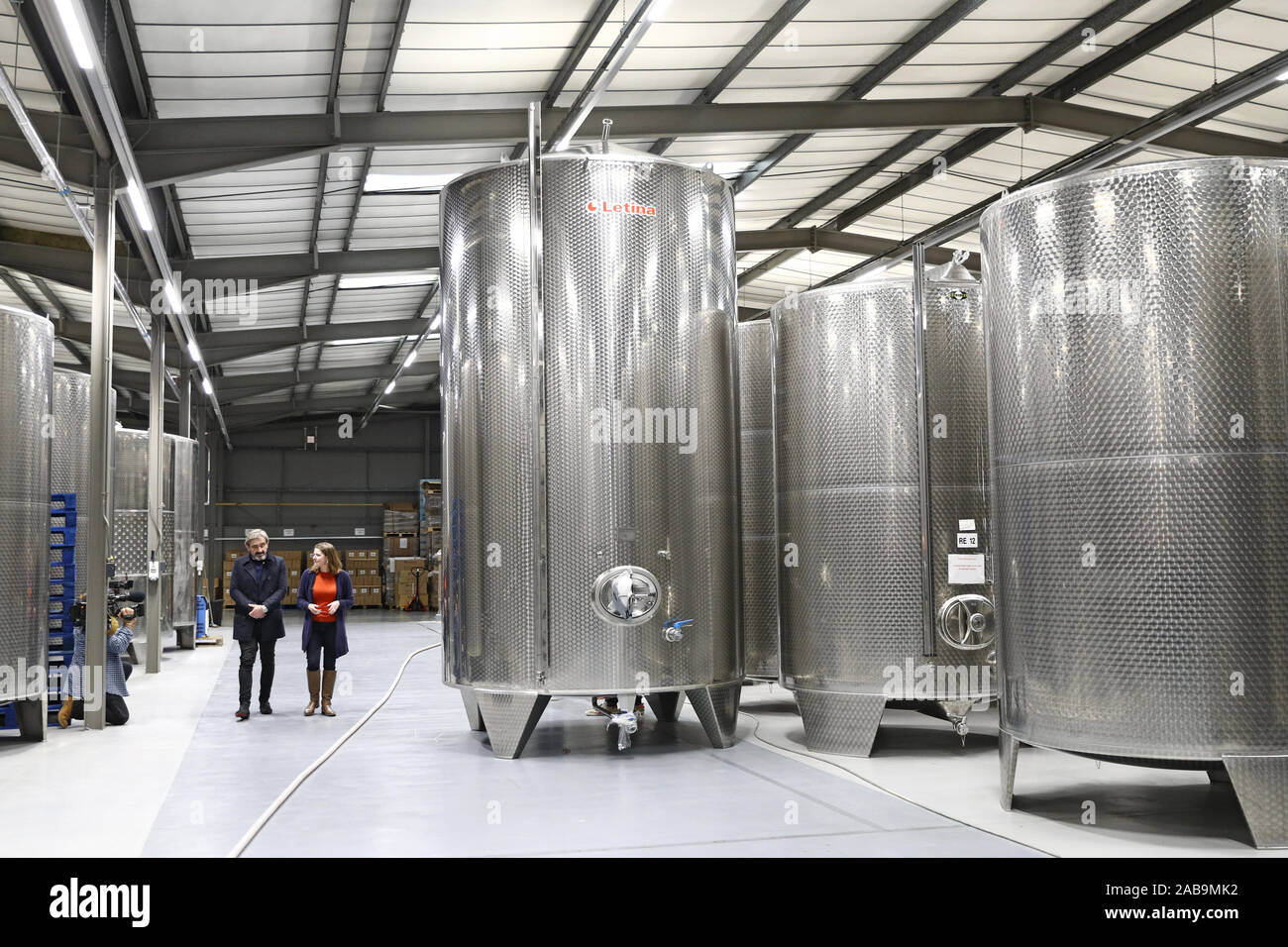 Le leader libéral démocrate Jo Swinson aux côtés de Julian Dunkerton, lors d'une visite à Dunkertons Cider Company, une brasserie libre de plastique et organiques à Cheltenham, Gloucestershire, au cours de la campagne pour l'élection générale. Banque D'Images