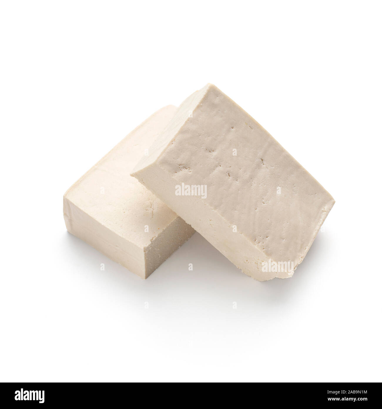 Blocs de tofu isolé sur fond blanc Banque D'Images