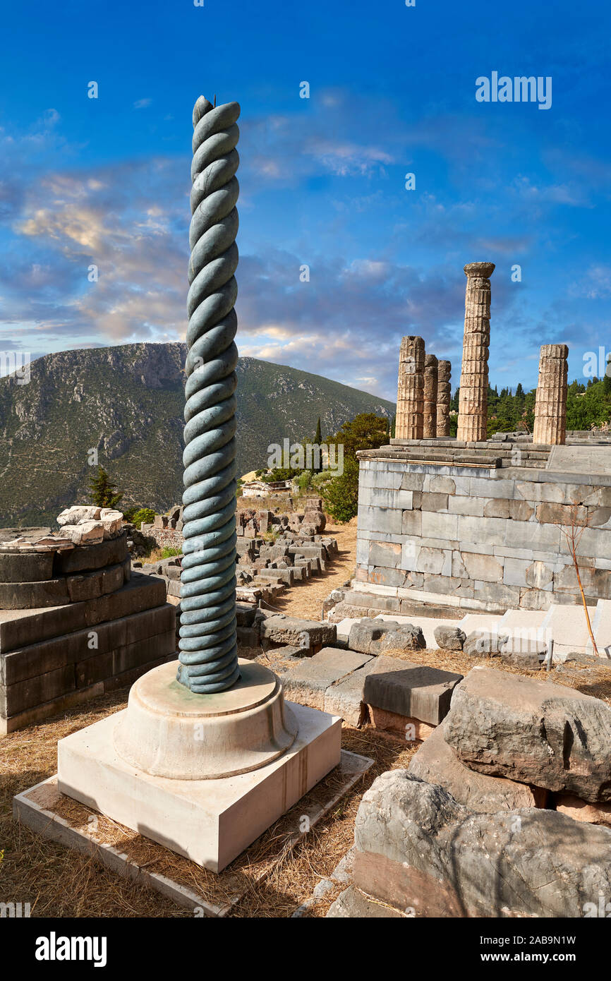 Le trépied d'Plataeans la colonne et l'autel de l'Chiots avec les colonnes du temple d'Apollon derrière, site archéologique de Delphes, Delphi, Grèce Banque D'Images