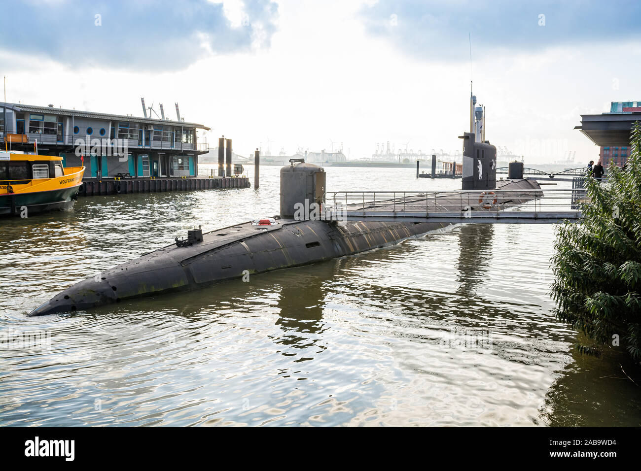 Hambourg, Allemagne - 09 novembre, 2019. U-boat en partie sous l'eau Banque D'Images