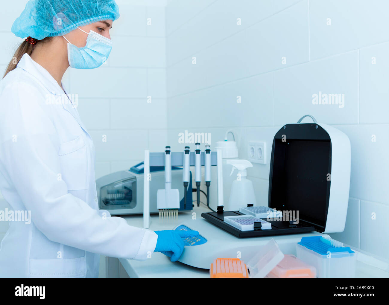 Travailleur de la santé effectuez des tests pour la détection d'anticorps et d'infections Banque D'Images