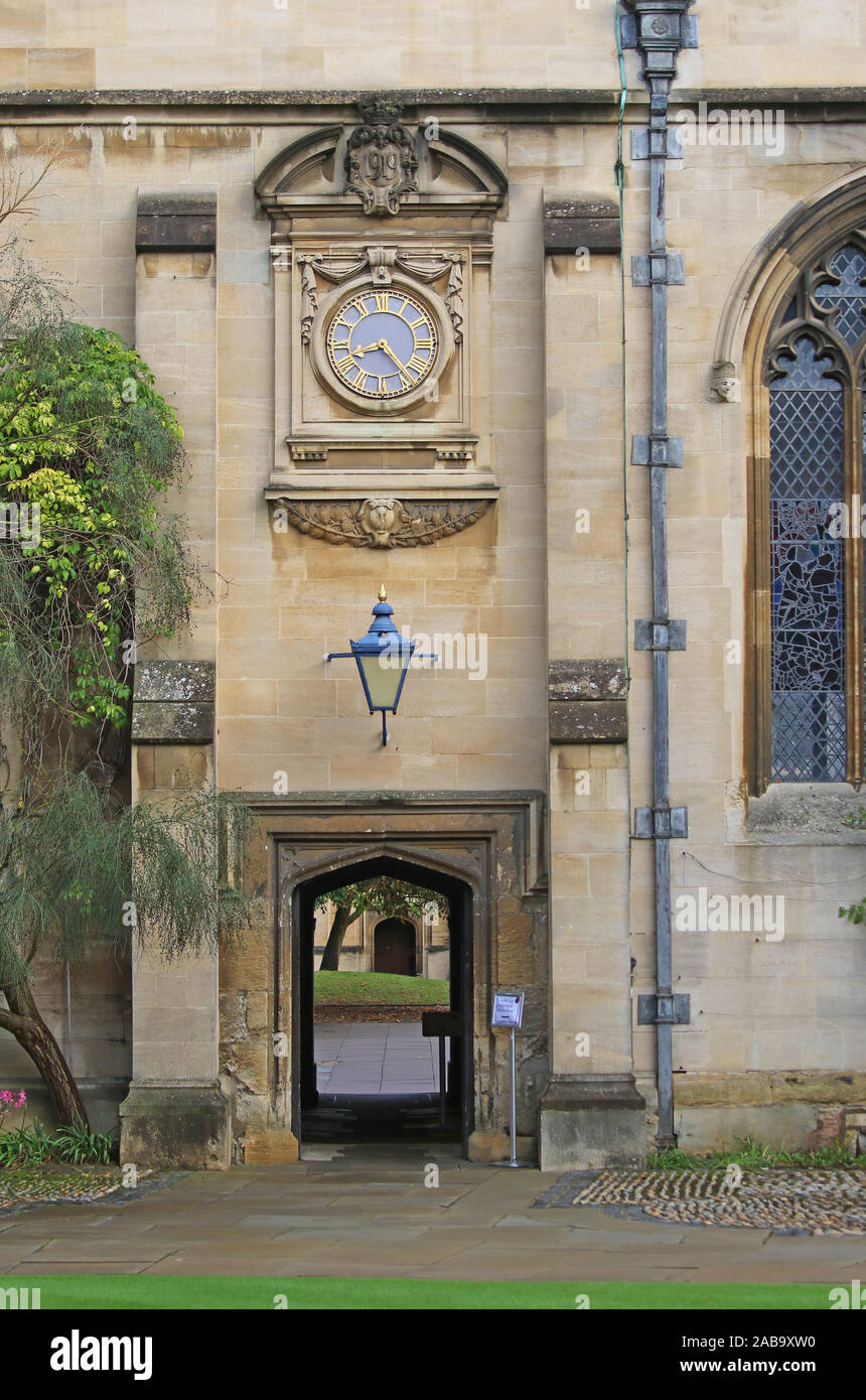 Horloge commémorative sur le mur au-dessus de l'entrée de la chapelle et salle dans le quad devant à St John's College Oxford construit en 1919 Banque D'Images Horloge commémorative sur le mur au-dessus de l'entrée de la chapelle et salle dans le quad devant à St John's College Oxford construit en 1919 Banque D'Images