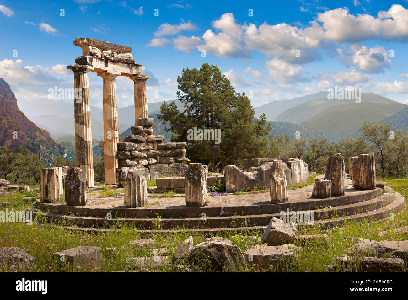 La Tholos Delphi circulaire temple avec des colonnes doriques, 380 BC, sanctuaire d'Athéna Pronaia, Site archéologique de Delphes, Grèce Banque D'Images