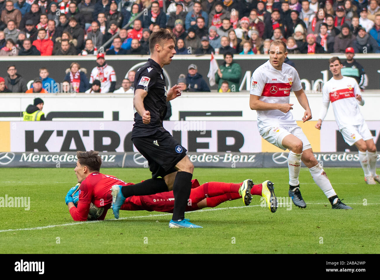 STUTTGART, ALLEMAGNE - le 24 novembre : gardien Gregor Kobel (VfB Stuttgart), Marvin Pourie (Karlsruher SC) et Holger Badstuber (VfB Stuttgart) au Football, 2. Bundesliga 2019/2020 - Le VfB Stuttgart v Karlsruher SC à la Mercedes-Benz Arena le 24 novembre 2019 à Stuttgart, Allemagne. Banque D'Images