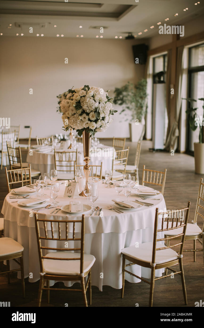 Détail de tables de banquet de mariage avec décoration de fleurs Banque D'Images