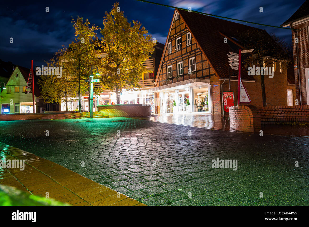 Soltau, Allemagne - le 12 novembre 2019. L'architecture allemande traditionnelle dans la nuit Banque D'Images