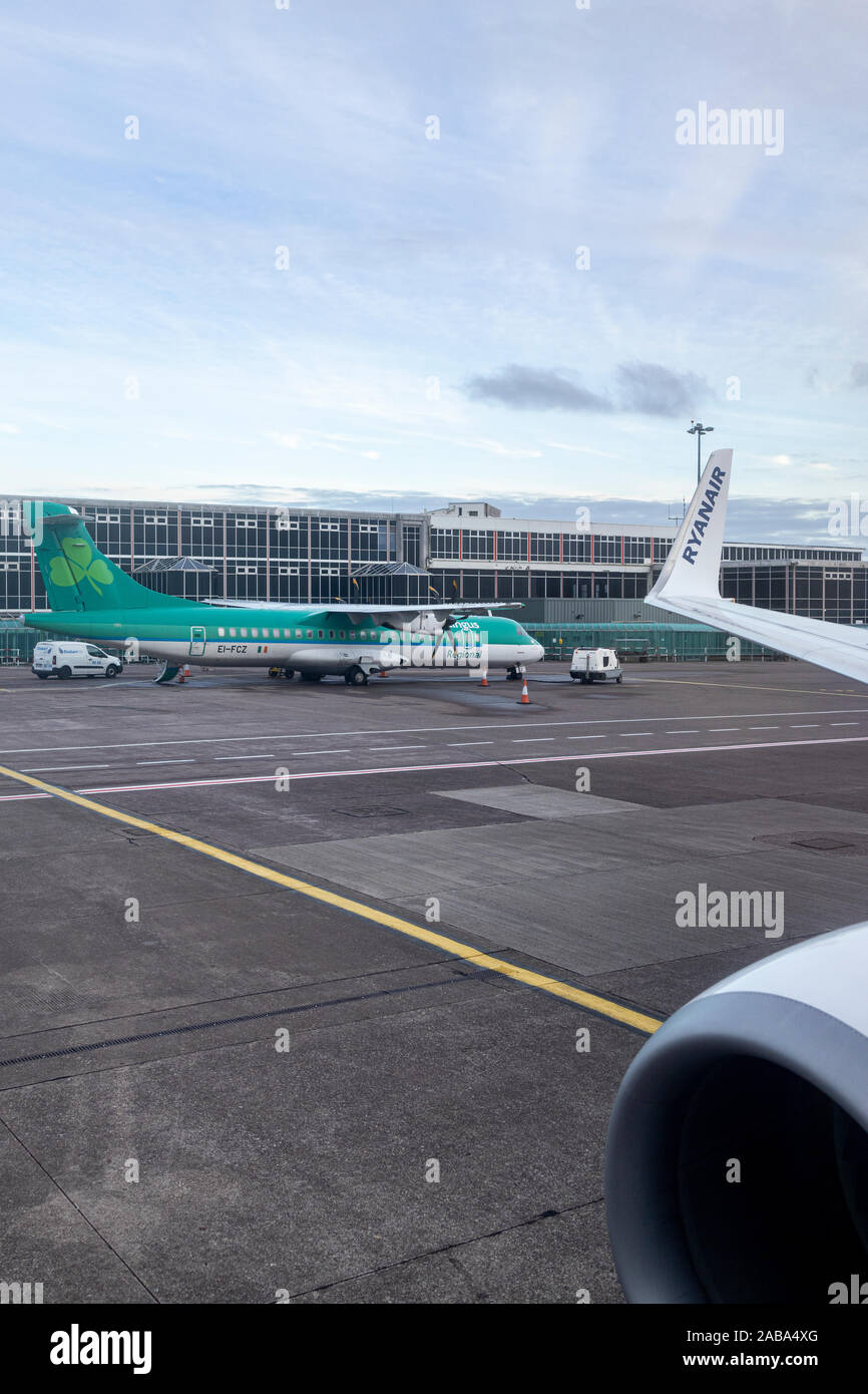 Aer Lingus avion sur le tarmac d'un vol Ryanair au départ à l'aéroport de Cork, Irlande Banque D'Images