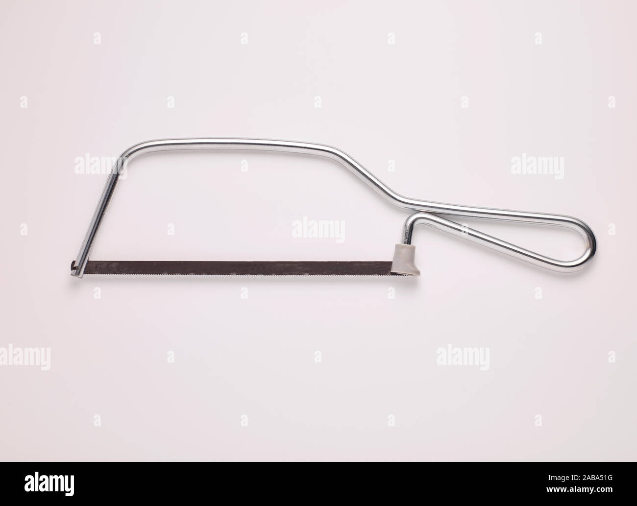 Scie à métaux Junior sur un fond blanc Banque D'Images