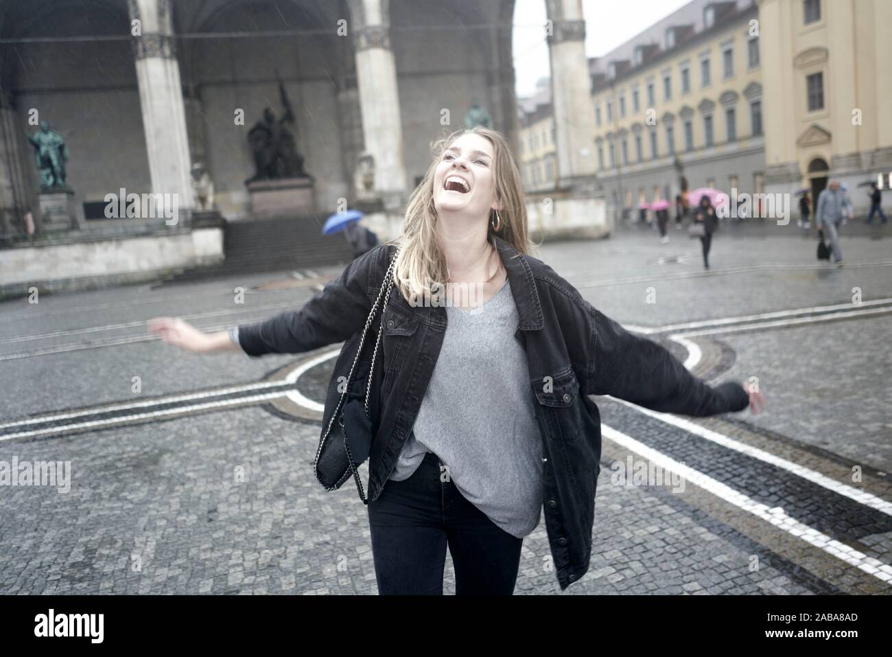 Femme exubérante à Odeonsplatz à Munich, Allemagne. Banque D'Images