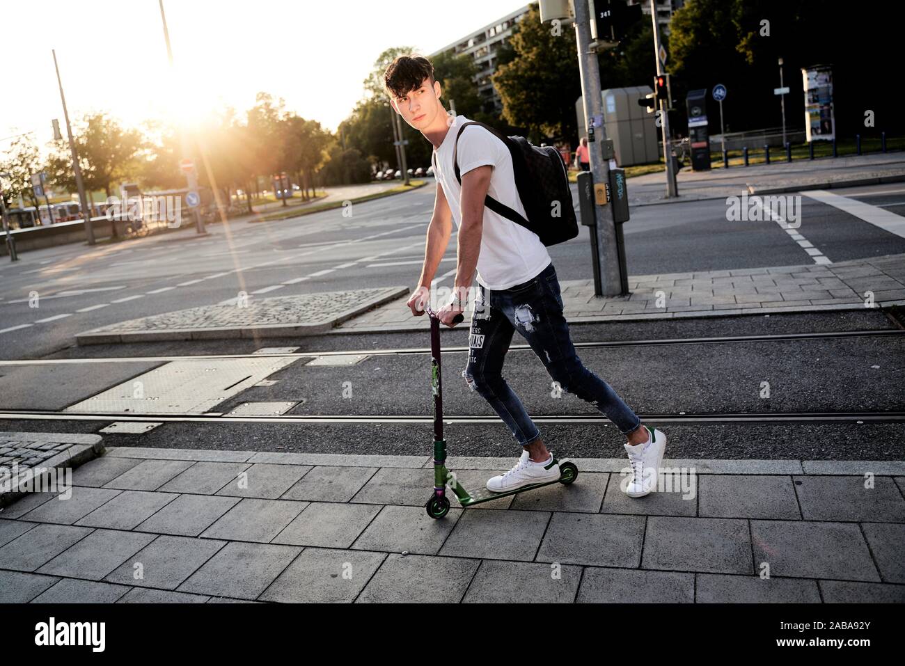 Jeune homme en scooter, Munich, Allemagne. Banque D'Images