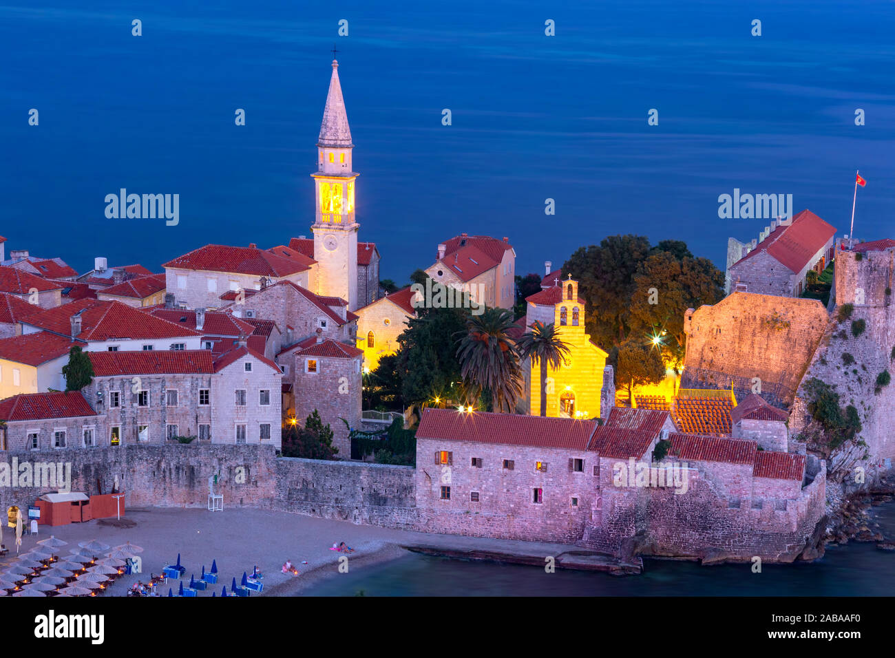 Vue aérienne de nuit saint Ivan et Sainte Trinité églises dans la vieille ville de Budva ville monténégrine sur la mer Adriatique, le Monténégro Banque D'Images