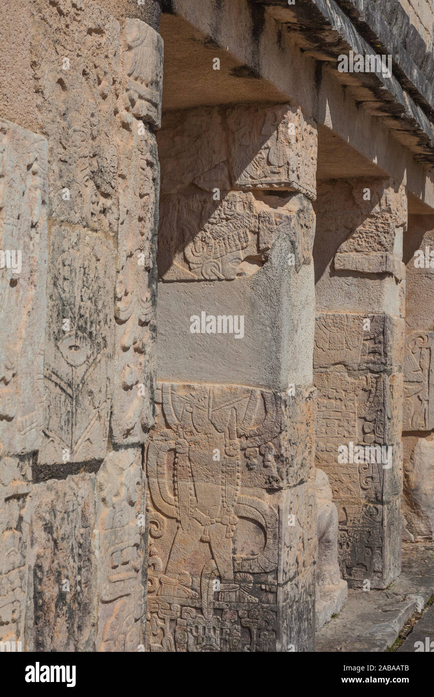 Des panneaux de pierre trouvés au Mayan Chichen Itza site culturel sur la péninsule du Yucatan du Mexique Banque D'Images