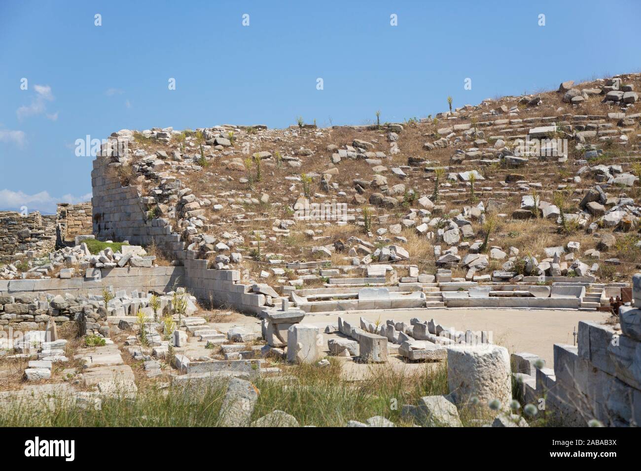 Le théâtre, l'île de Delos, UNESCO World Heritage Site, Cyclades, Grèce Groupe Banque D'Images