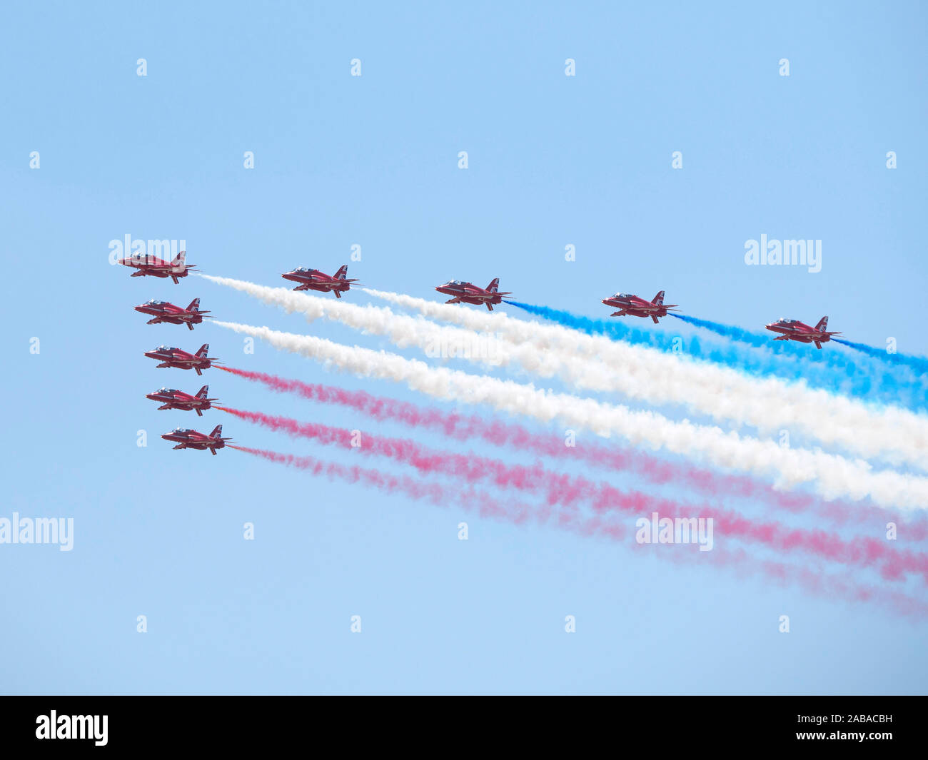 Des flèches rouges affichage voltige en vol avec l'équipe de traces de fumée Banque D'Images