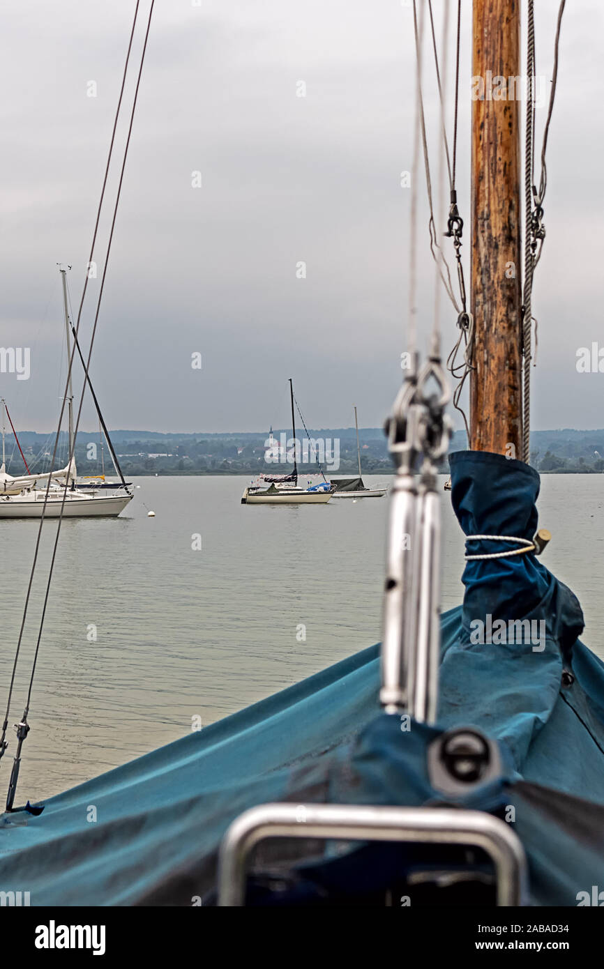 Près d'un voilier, d'autres bateaux sur le lac et sur l'autre rive du lac Ammersee l'église Marienmuenster en Diessen Banque D'Images