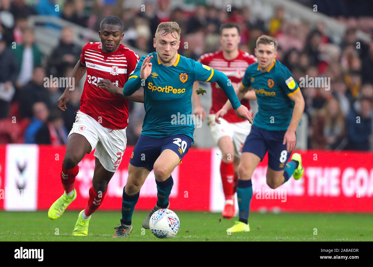 La Ville de Hull (centre) Bowen Jarrod luttant contre Middlesbrough Anfernee du Dijksteel (à gauche) au cours de la Sky Bet Championship match au stade Riverside, Middlesbrough. Banque D'Images