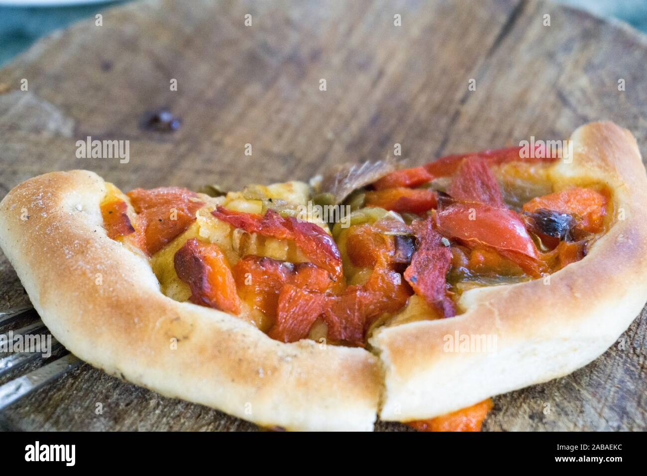 Coca Catalan Traditionnel Gateau Sale Genre Pizza Cuite Au Four Avec Du Poivre Rouge Et Vert La Tomate Et L Oignon Frit Photo Stock Alamy