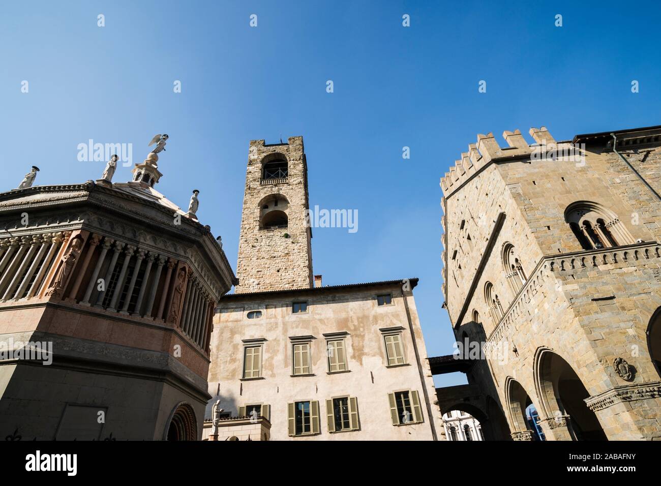 Baptistère, Civic Tower (Torre Civica), et le Palazzo della Ragione. Vue de la Piazza del Duomo (Place de la cathédrale), ville haute (Città Alta), Bergame, Banque D'Images
